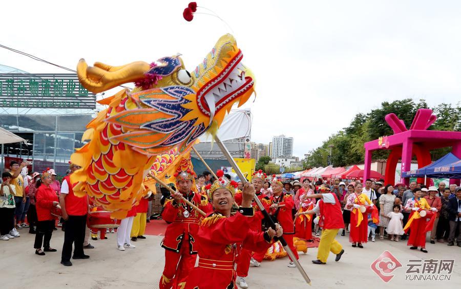 昆明宜良花街节:逛花街买鲜花 花海人潮庆端午