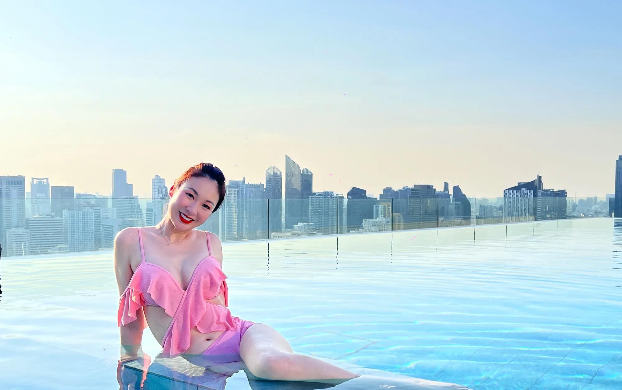 tvb女星庄思敏晒泳池美照,穿粉色比基尼大秀傲人胸围!庄思敏