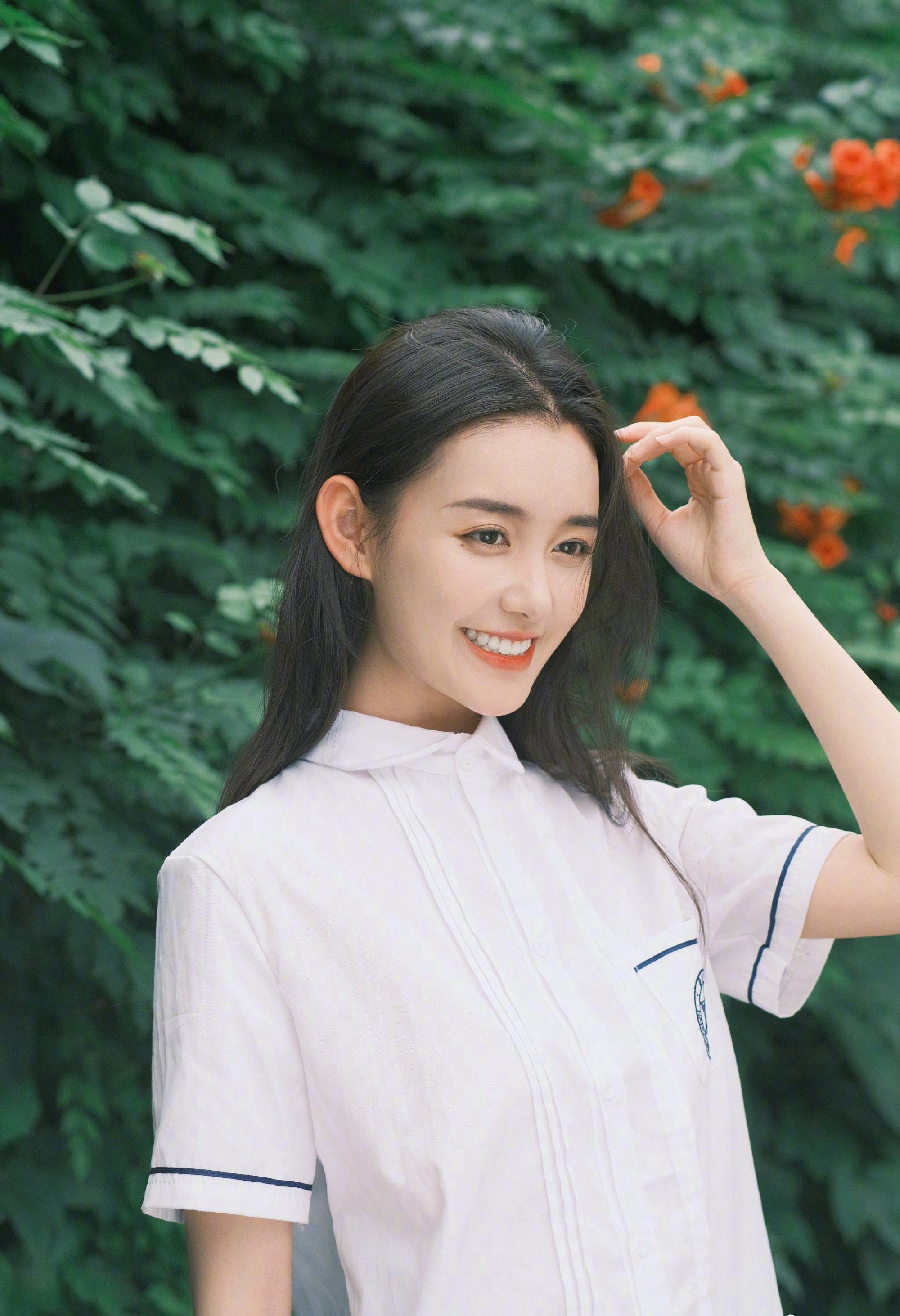 蒋依依学生装长发飘飘青春活力写真