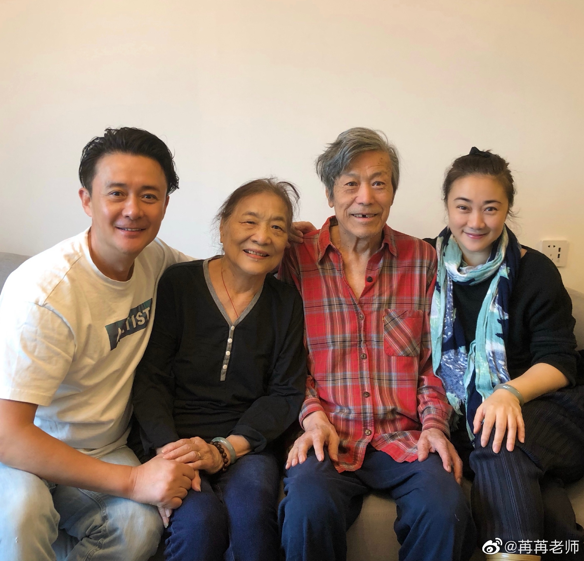 著名表演艺术家李苒苒晒与丈夫马精武合照,丈夫瘦削门牙掉了一颗