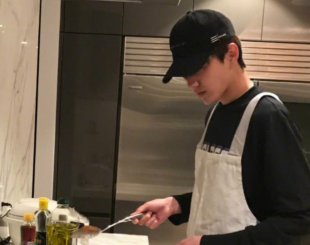吴亦凡晒千万豪宅,装潢似五星级酒店,尤其是厨房比客厅还豪华