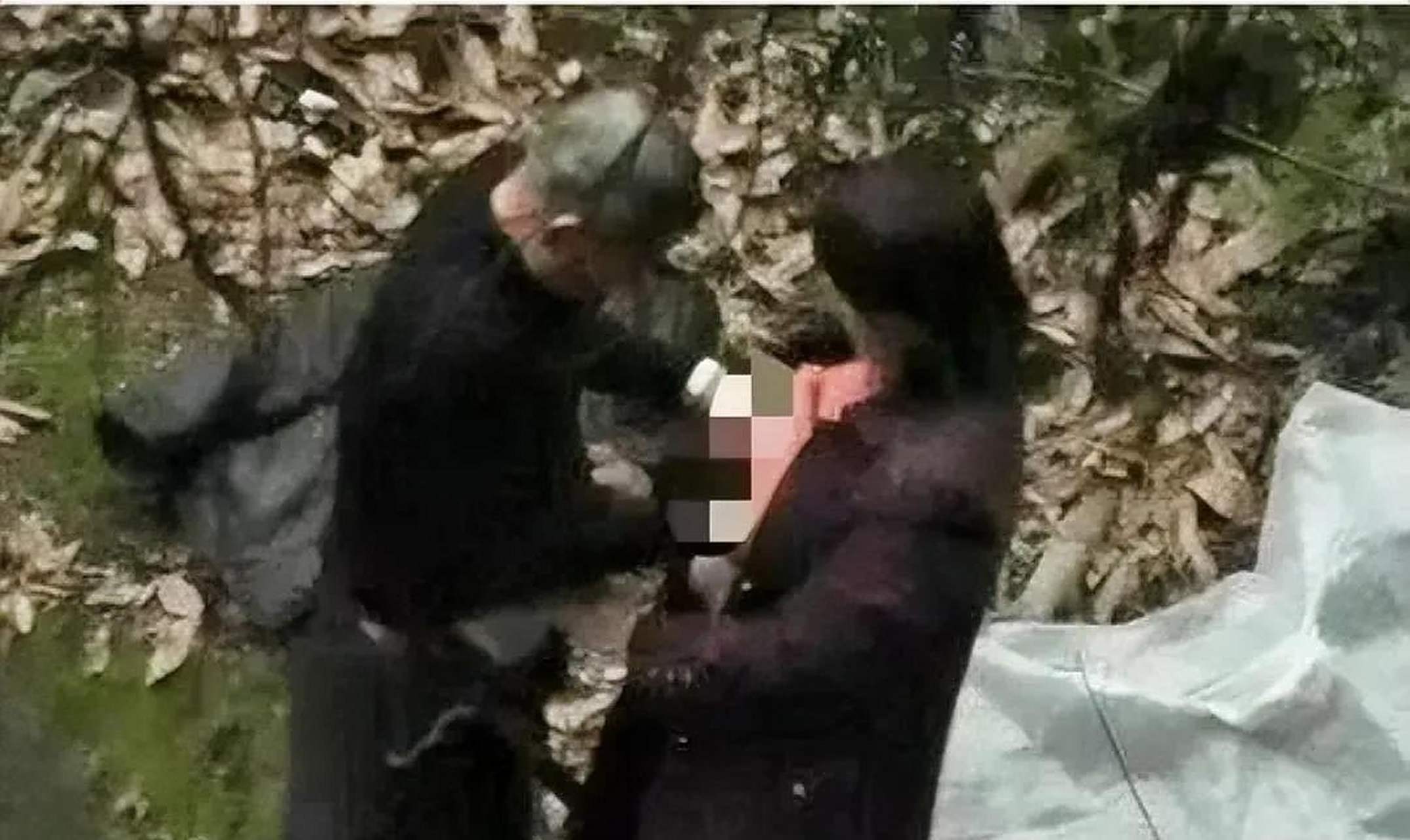 大妈30块在小树林卖淫,被抓后哀求:别让家人知道!