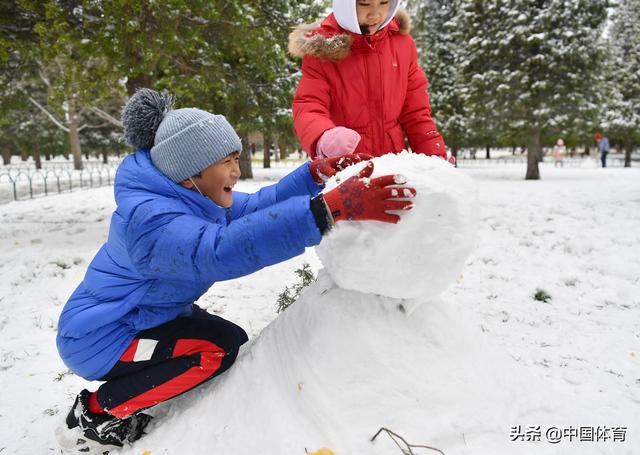 立冬第一天 京城儿童喜迎初雪