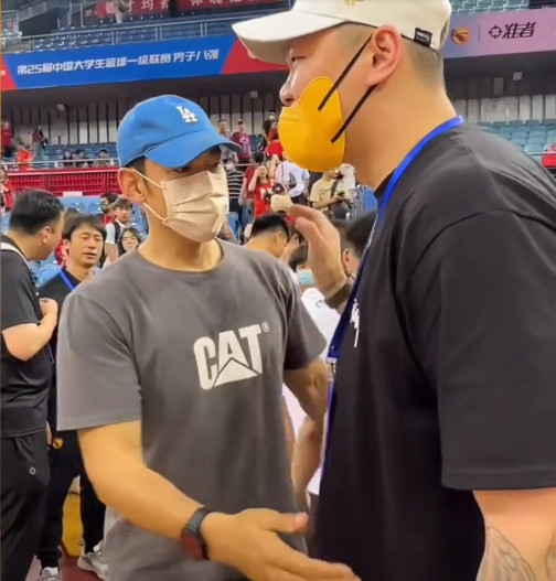 广东男篮资讯!徐杰约战朱芳雨,杜锋给周鹏当导游