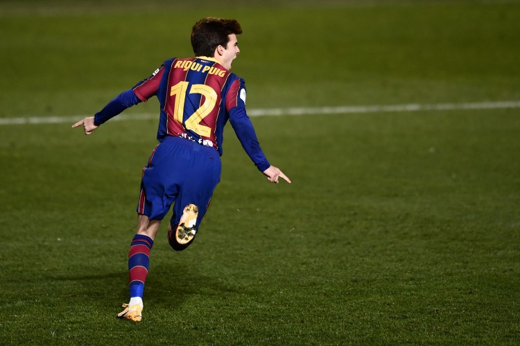 记者:预计巴萨将先与普吉续约,然后让他和明格萨今夏离队