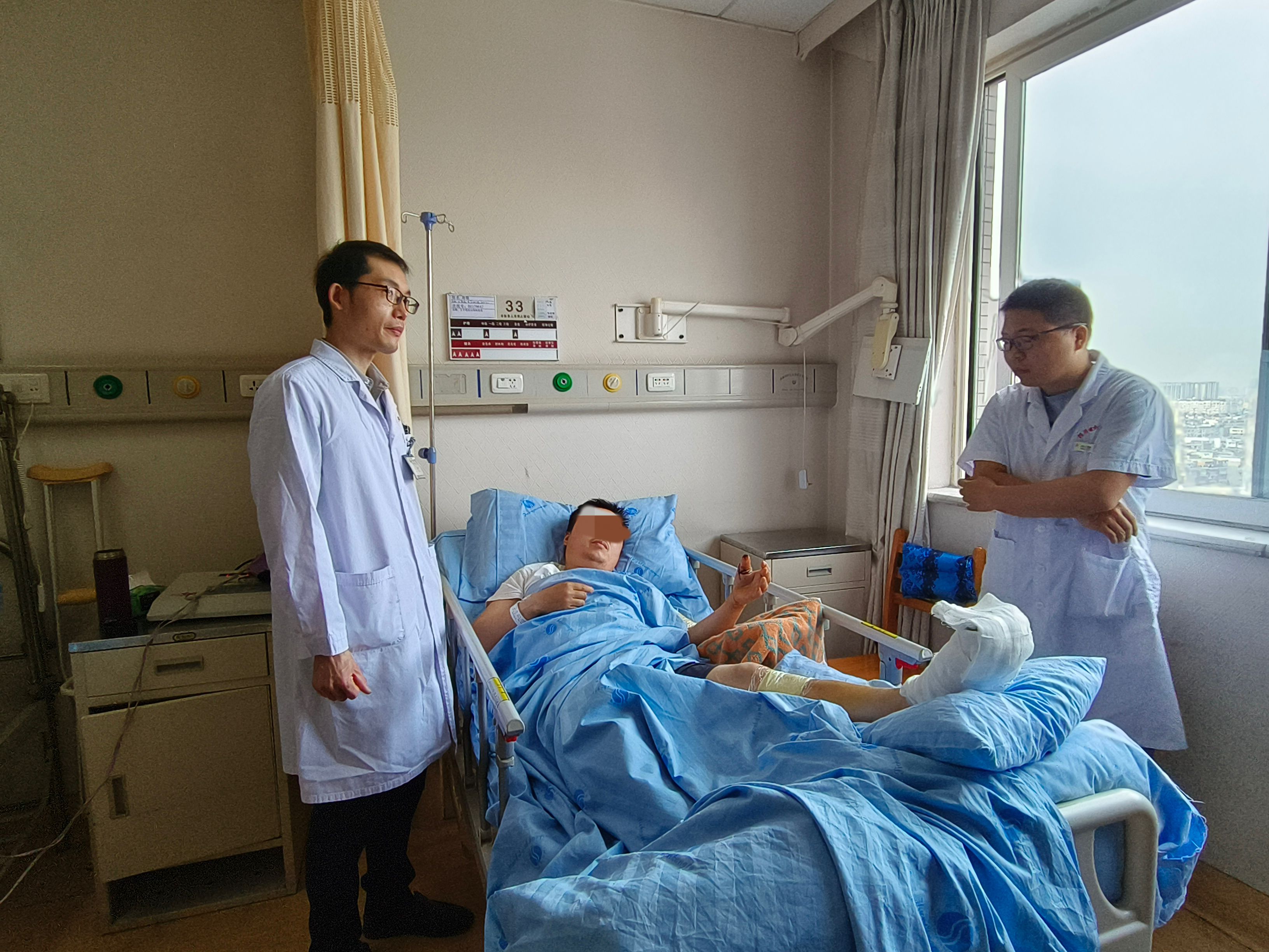 李茂发正骨治疗膝关节疼视频(膝关节正骨手法)