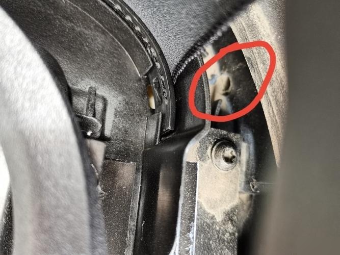 17款帕萨特排水孔在哪里?