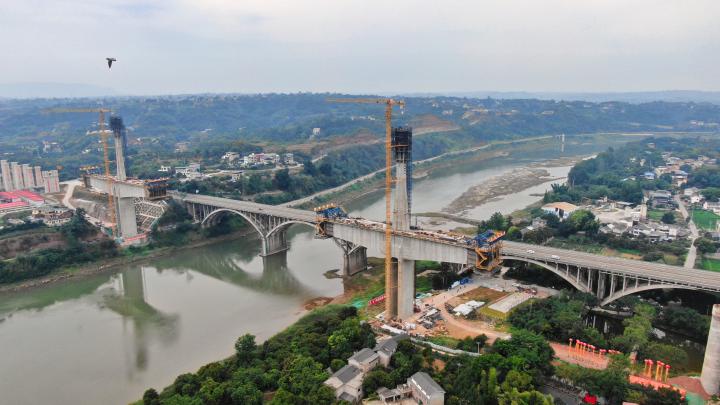 泸州:隆黄铁路施工忙