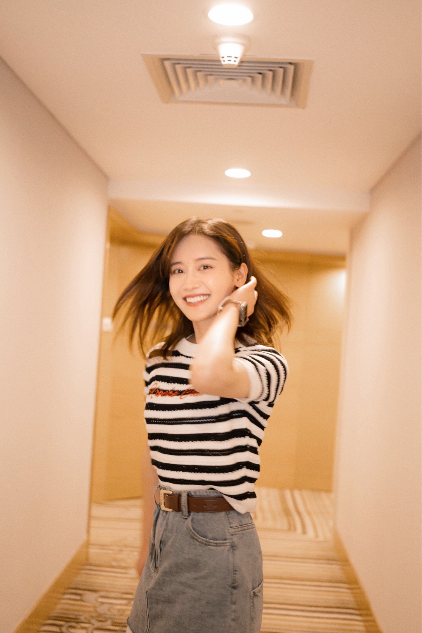 郑湫泓黑白横纹短袖甜美笑容写真