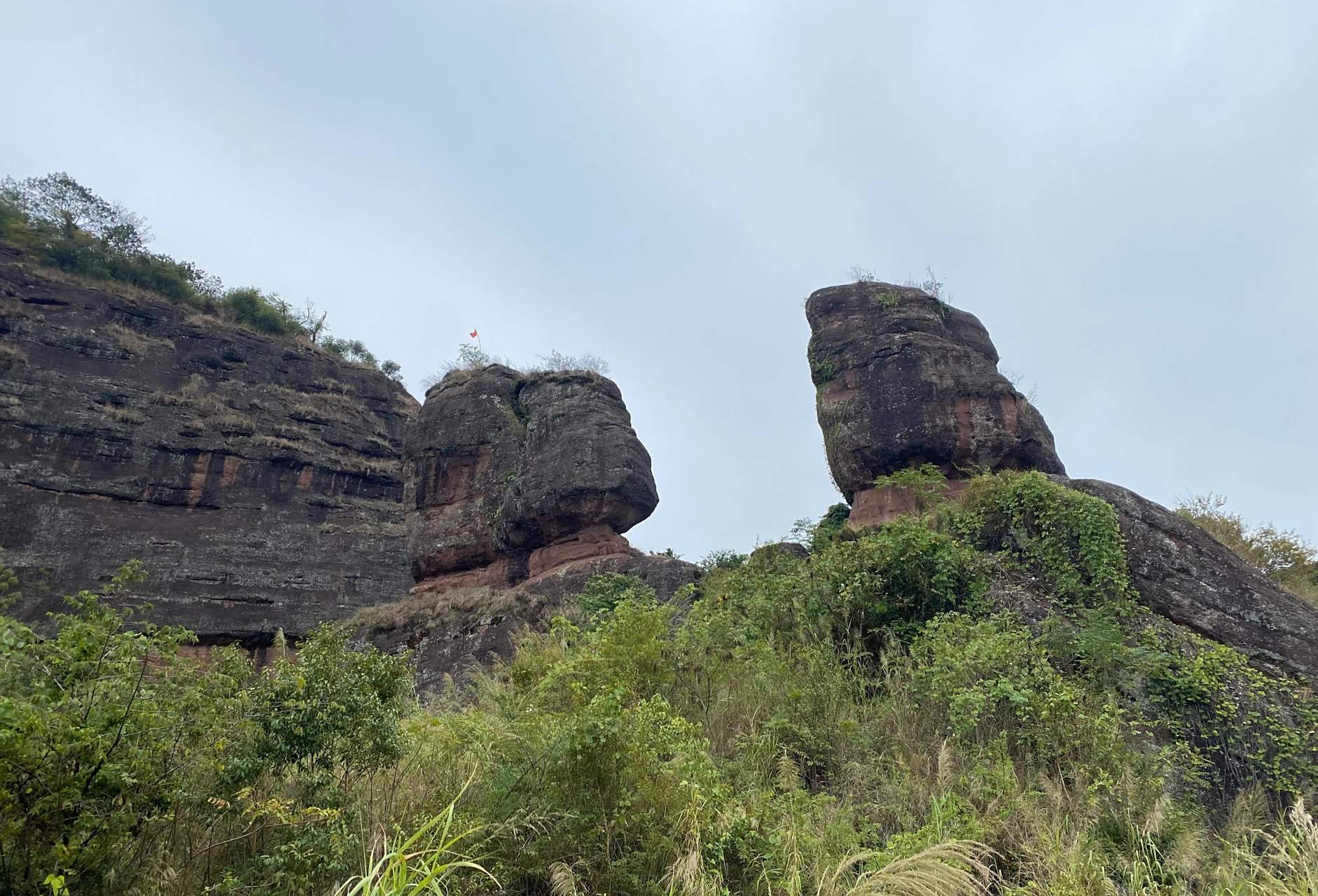 这个太平狮山,离镇上不远,在古龙路口大概几分钟就到上山的路口了