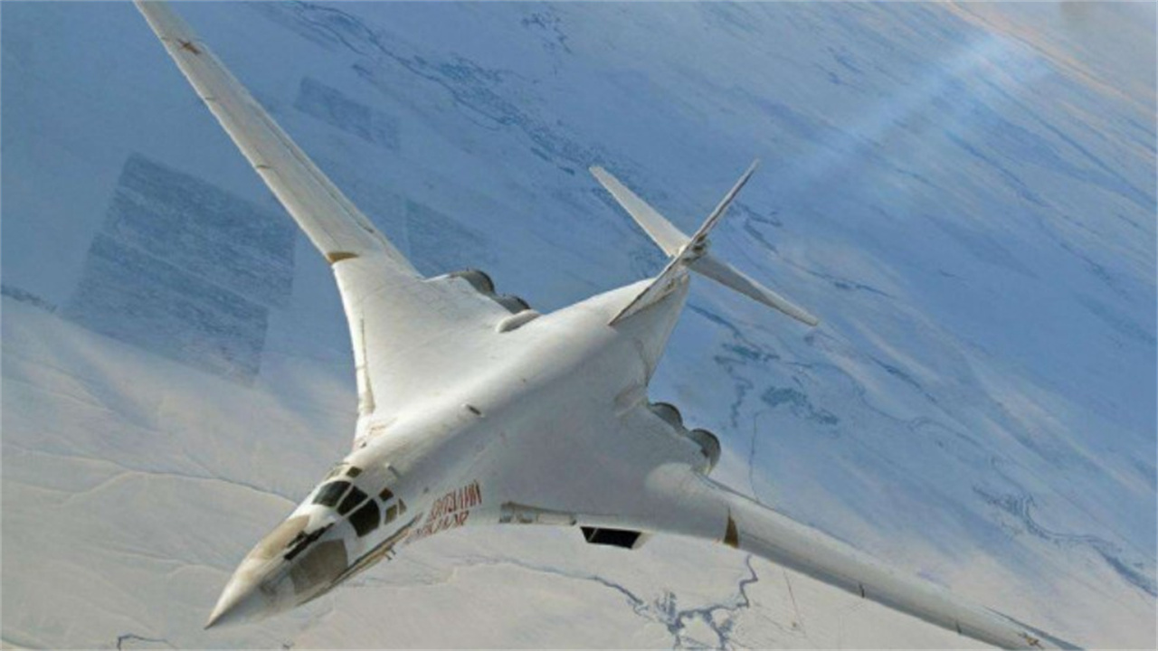 首架国产轰炸机成功首飞,每架17亿人民币,军方订购10架