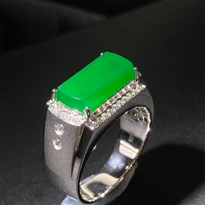 翡翠马鞍戒指:一种寓意权势荣耀的饰品