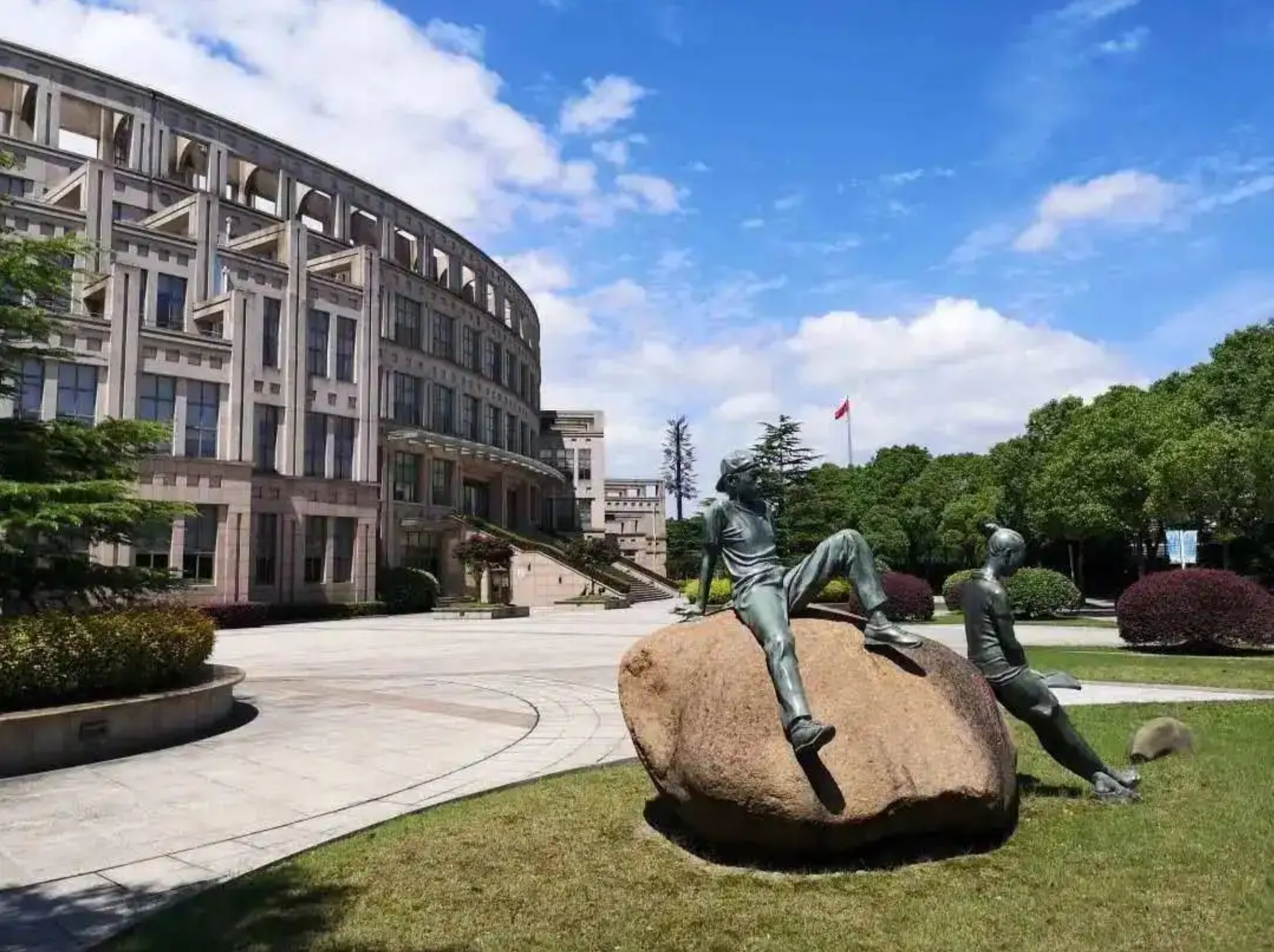 上海立信会计金融学院的高考分数上升,但建议考生理智对待该校