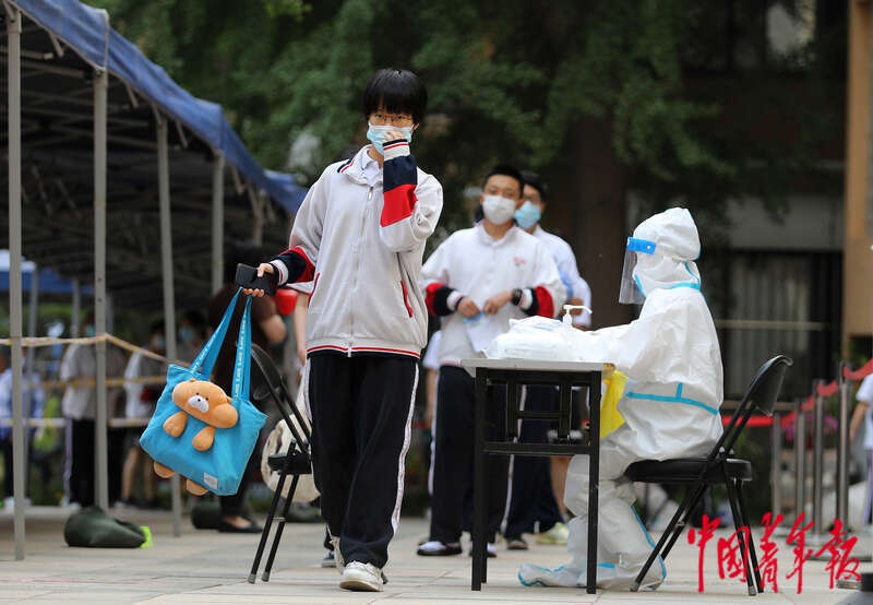 北京高考考生做完核酸检测再离场