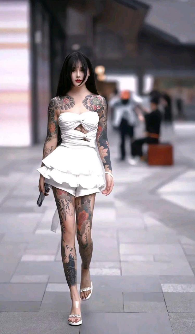 见过纹身的,但没见过像这样纹身的,全身基本上都是纹满了.