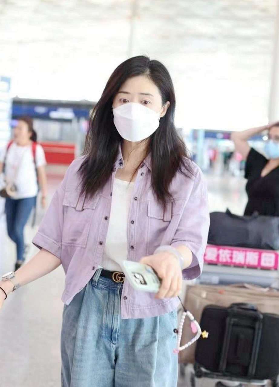 蒋欣素颜现身机场.我瘦了很多.