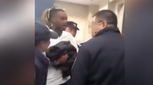 案例:黑人偷窃被抓装死,上海女友狂吼,他是摩尔人你们没权力抓