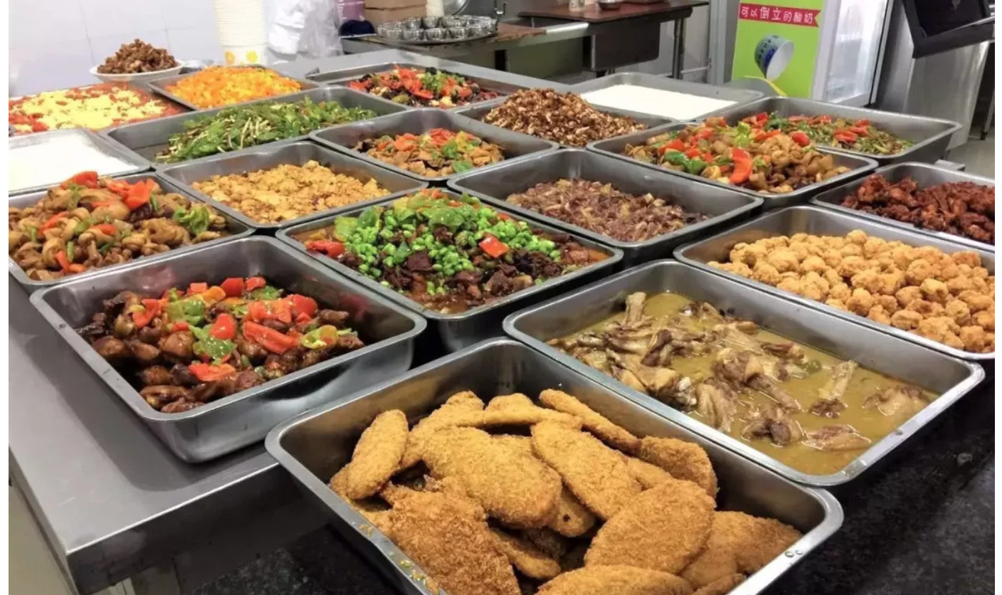 为什么食堂阿姨都会手抖?宁愿饭菜扔掉也不愿给学生?原因很无奈