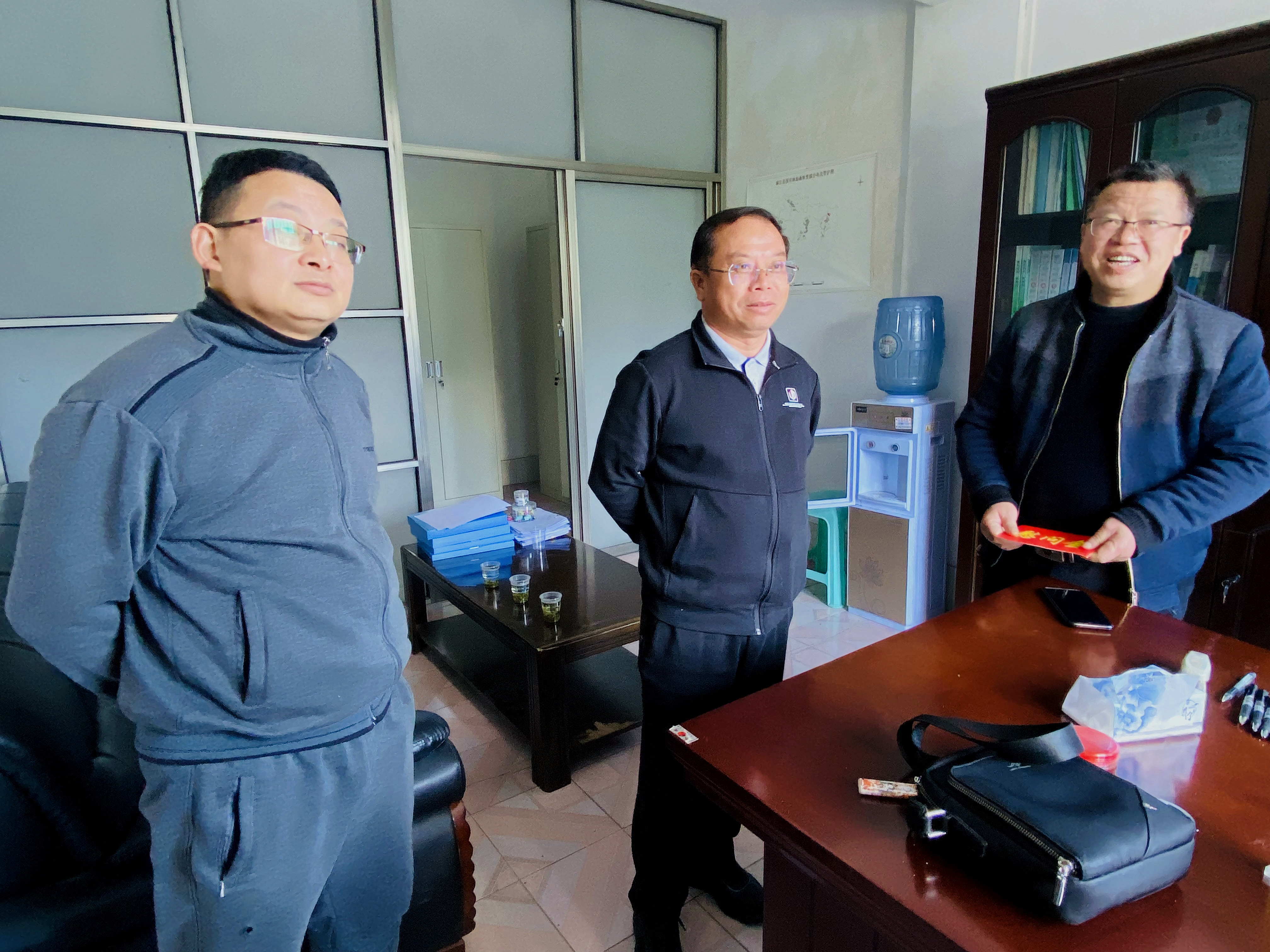 麻江县四大班子领导开展"人才日"走访慰问