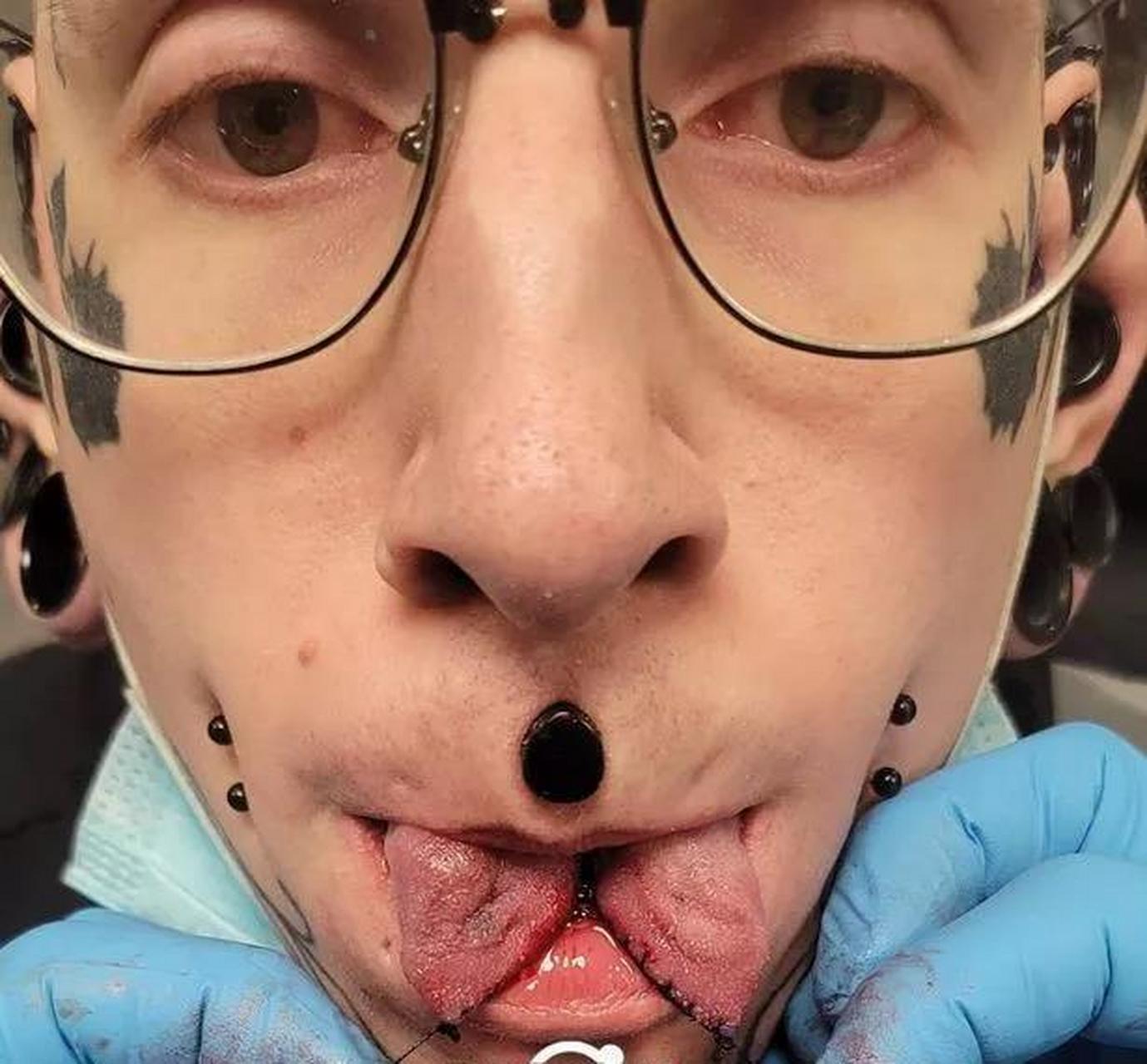 加拿大抖音网红睿米因全身有136处穿孔,以及精美的纹身拥有100多万