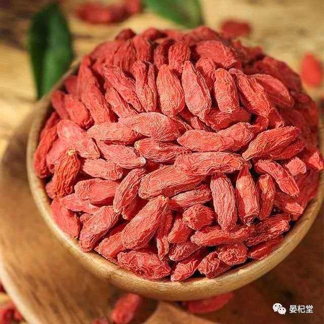 看颜色:中宁枸杞颜色为暗红色,颜色鲜艳的枸杞可能是经过硫磺熏染而成