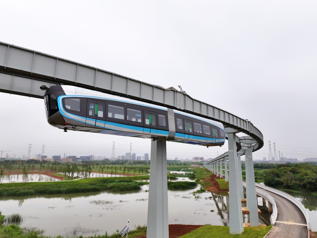 青岛造国内首条"空中列车"载客运营 全自动无人驾驶