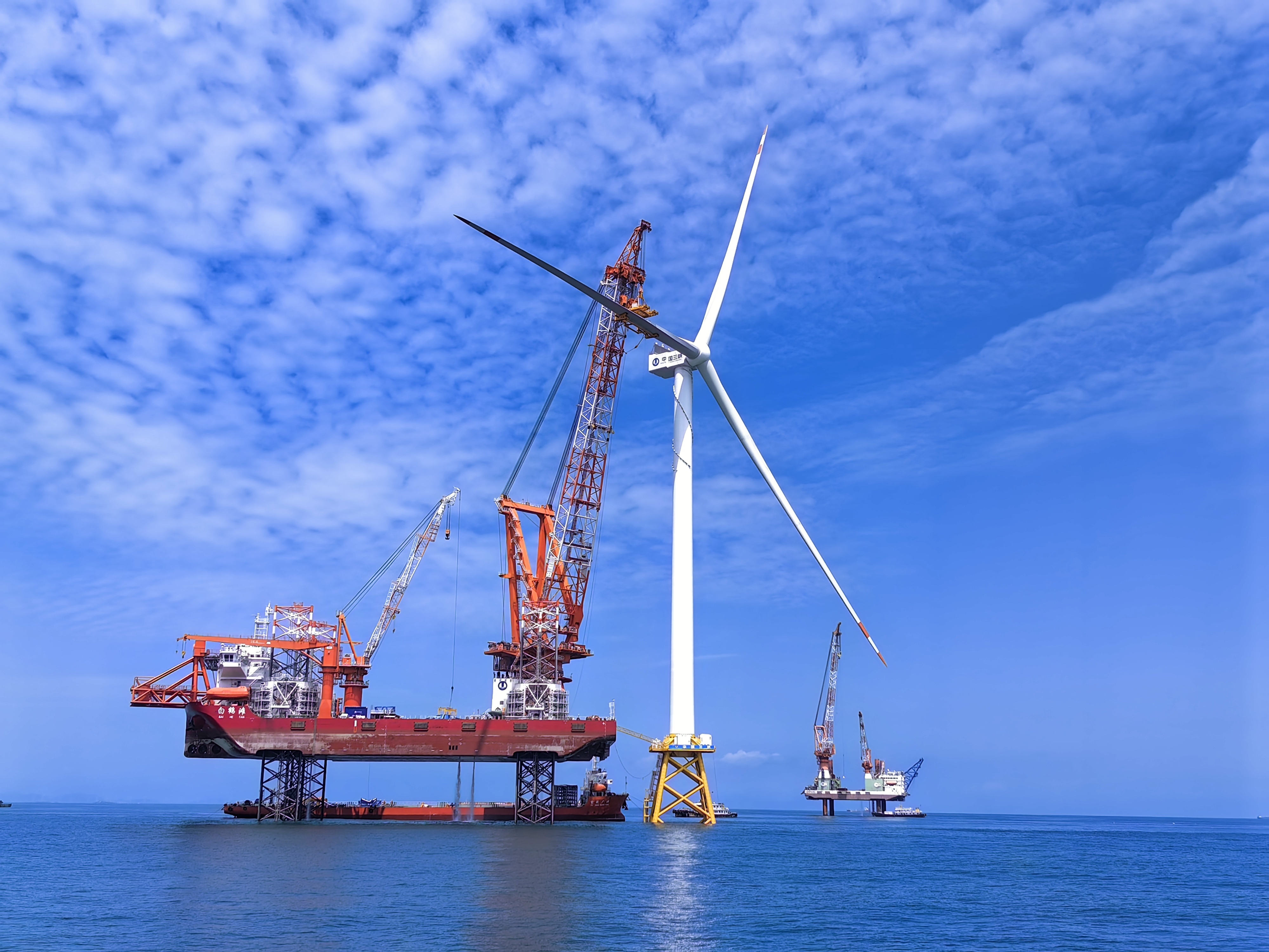 全球单机容量最大海上风电机组成功吊装