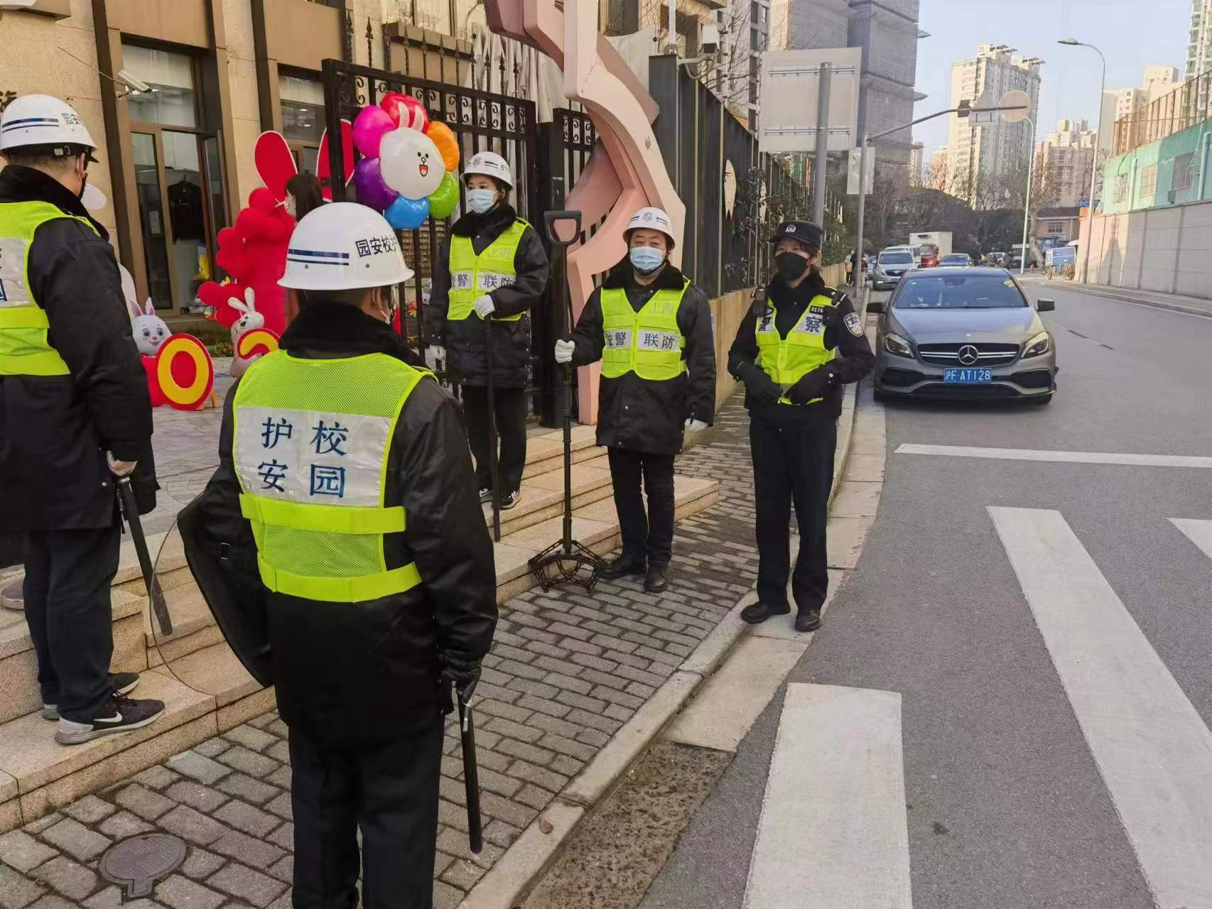 幼儿园门口多出了1×50米的"安全带"