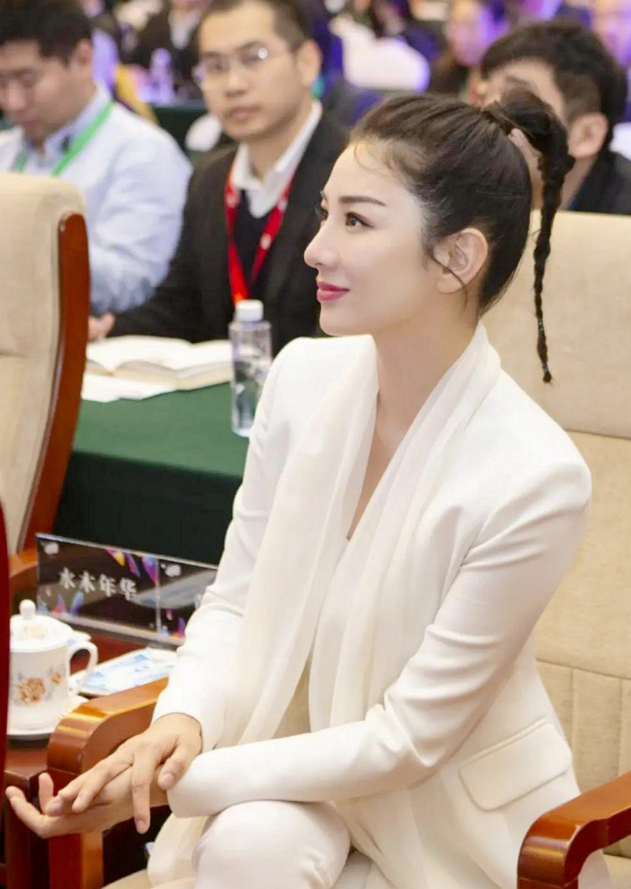 45岁黄奕出席活动,身穿白色内裤,颜值惊艳焕发青春,扎着高辫子减龄10