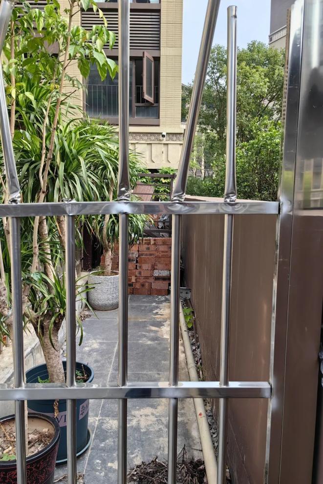 占用露台安装围栏,是否属于违建?