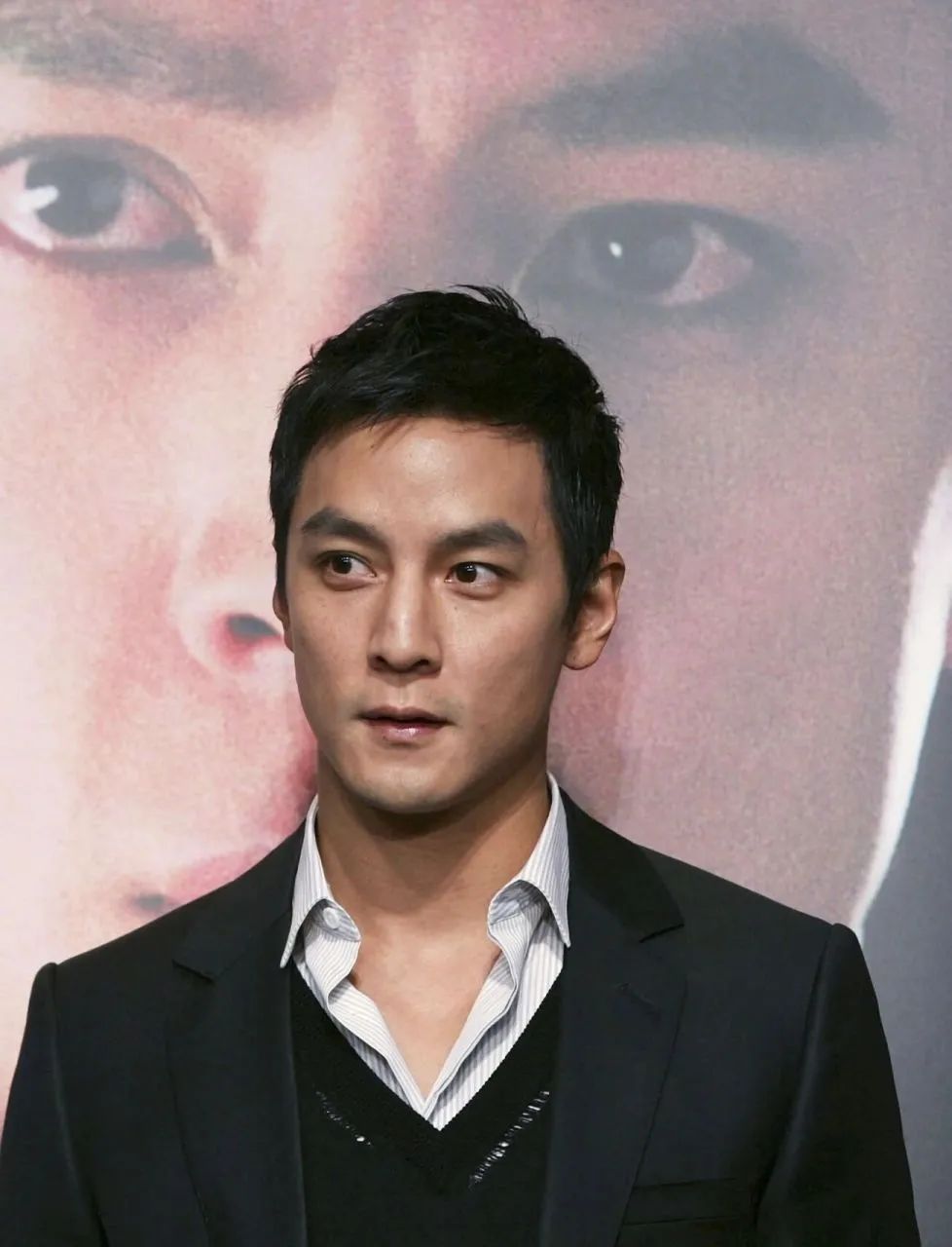 吴彦祖发文怒斥,飞机上一女子光脚踩在椅子上!