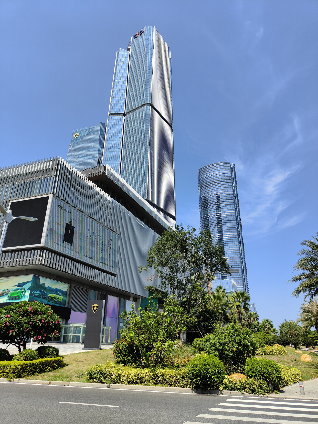 厦门会展中心高楼林立,海景绝佳