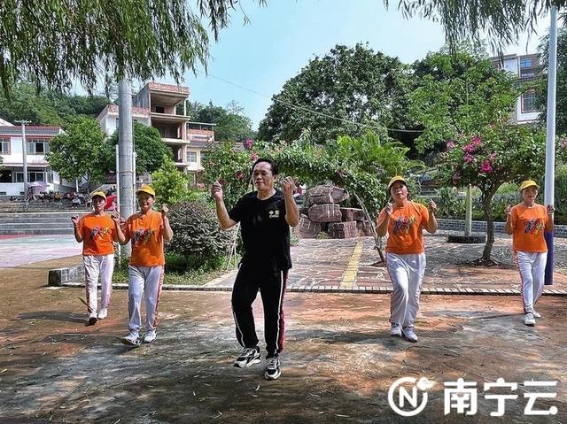 邕宁区那楼镇小何坡完善村规民约传递文明