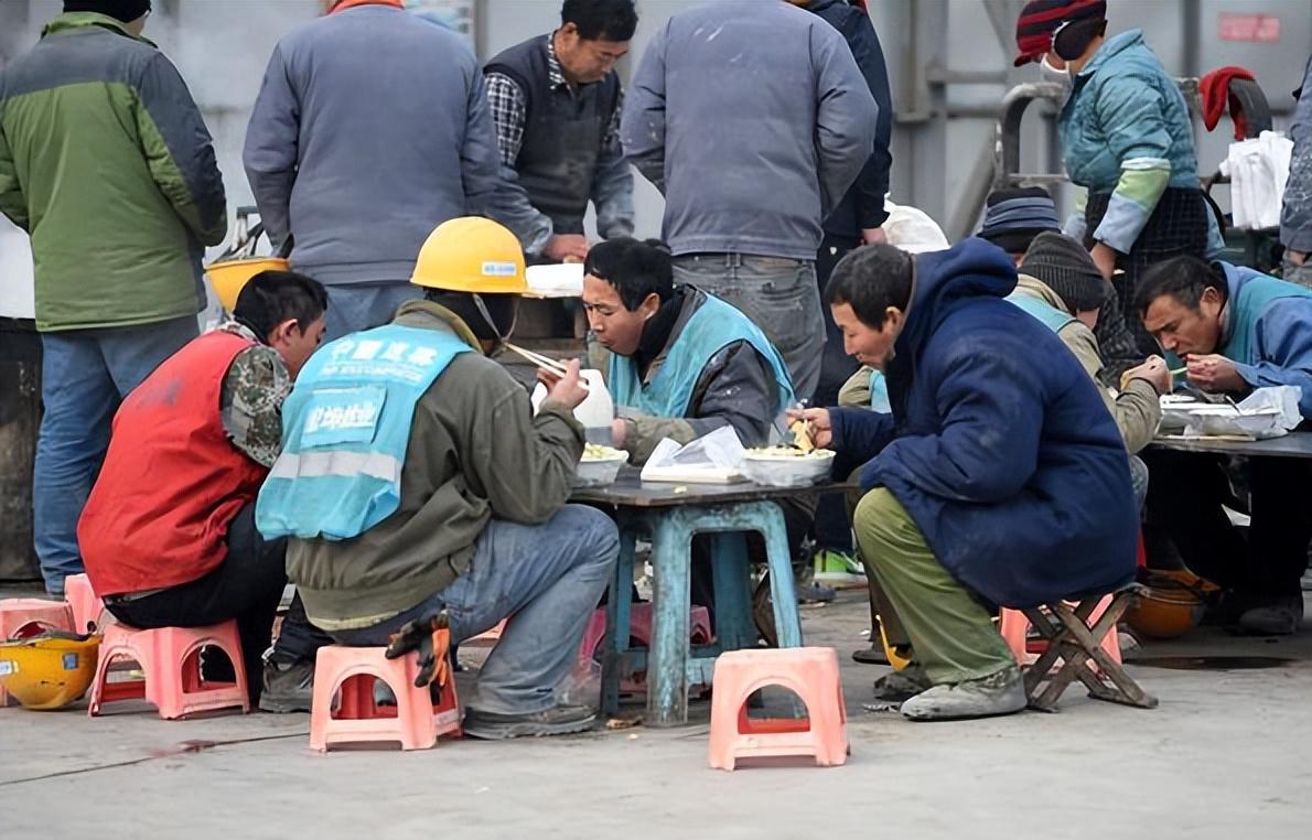 5名农民工35元点5碗面,老板娘免费续面未加肉,竟遭五人疯狂辱骂