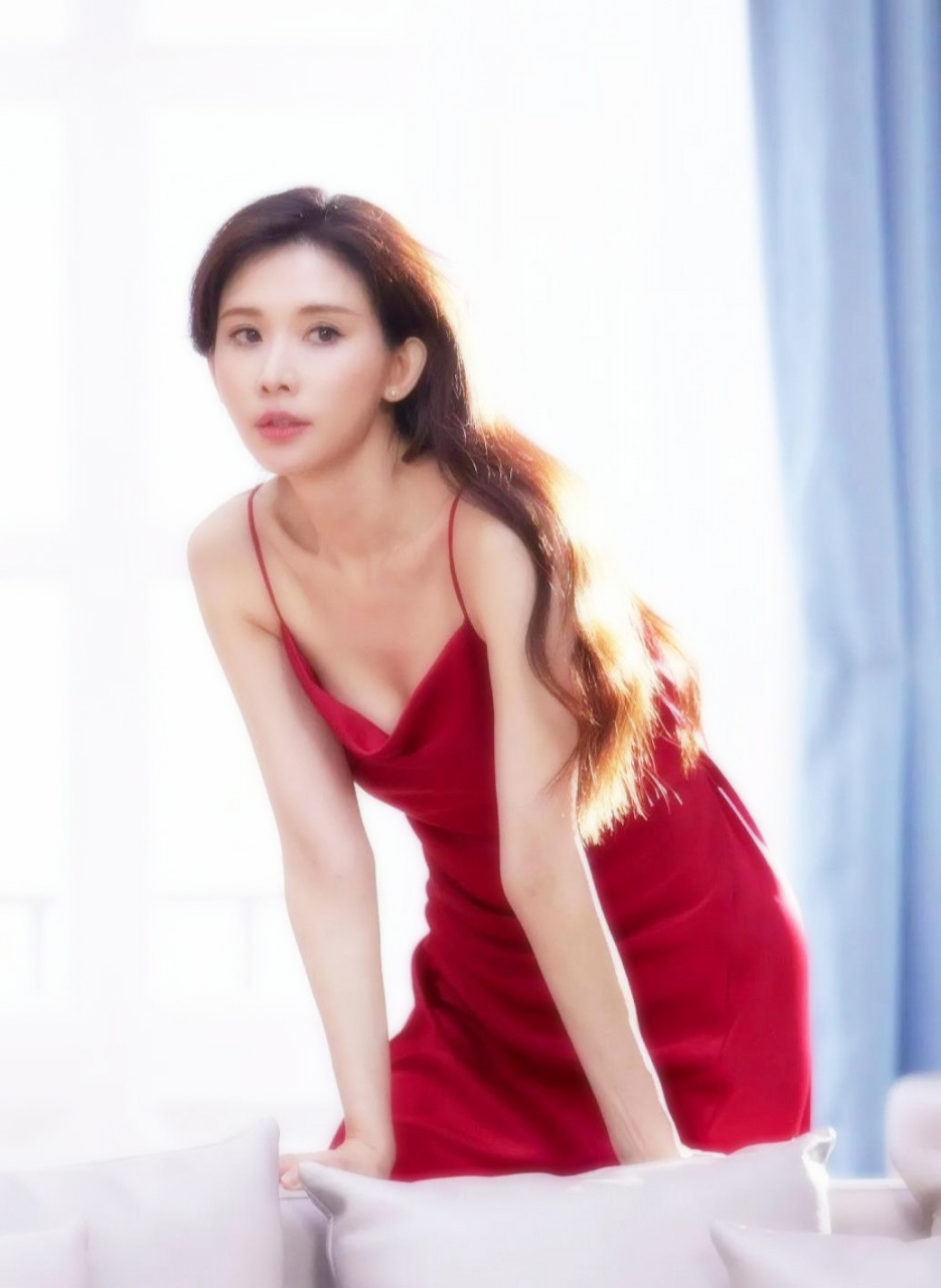 娱乐新闻 林志玲一袭红色吊带裙,精致美丽 性感妩媚,举手投足间散发着