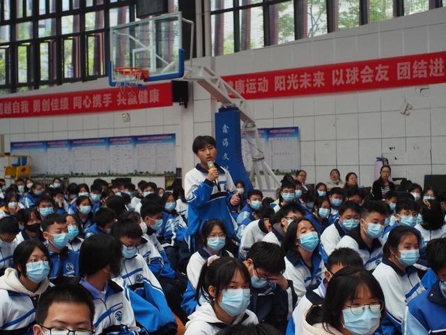 上海财经大学吴炫教授应邀来我校做文学公益讲座