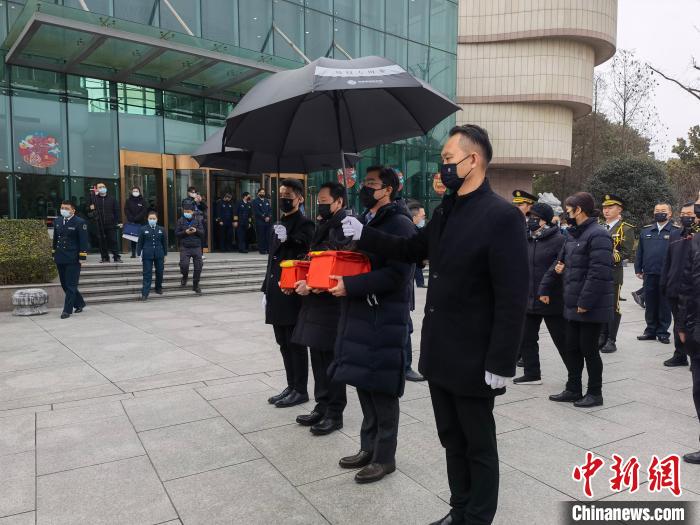 吴孟超夫妇合葬人文纪念公园 女儿:劳碌一生的父亲终可安息