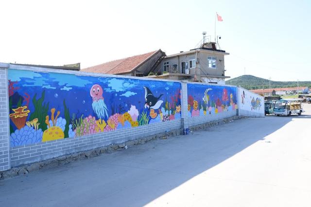 山师美术学院"蒲公英"社会实践队手绘墙画扮靓乡村