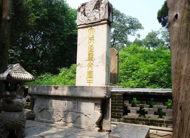 只因孔子墓碑一字,康熙皇帝不肯跪拜!