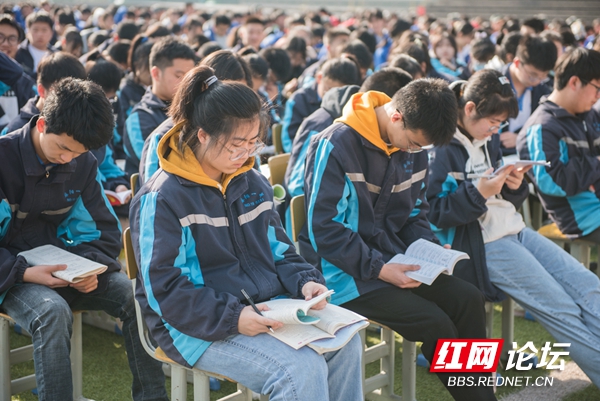 麻阳一中中考表彰会掠影:台上的学霸在领奖,台下的少年在刷题