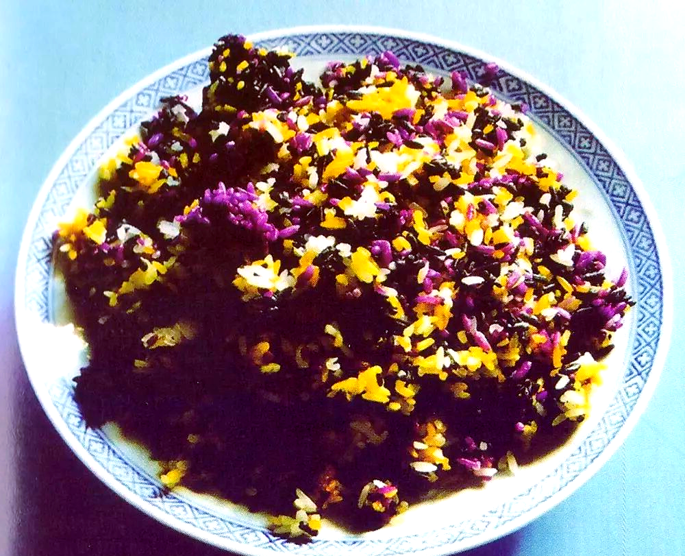 布依族传统美食之旅:血豆腐,五色糯米饭与油团粑