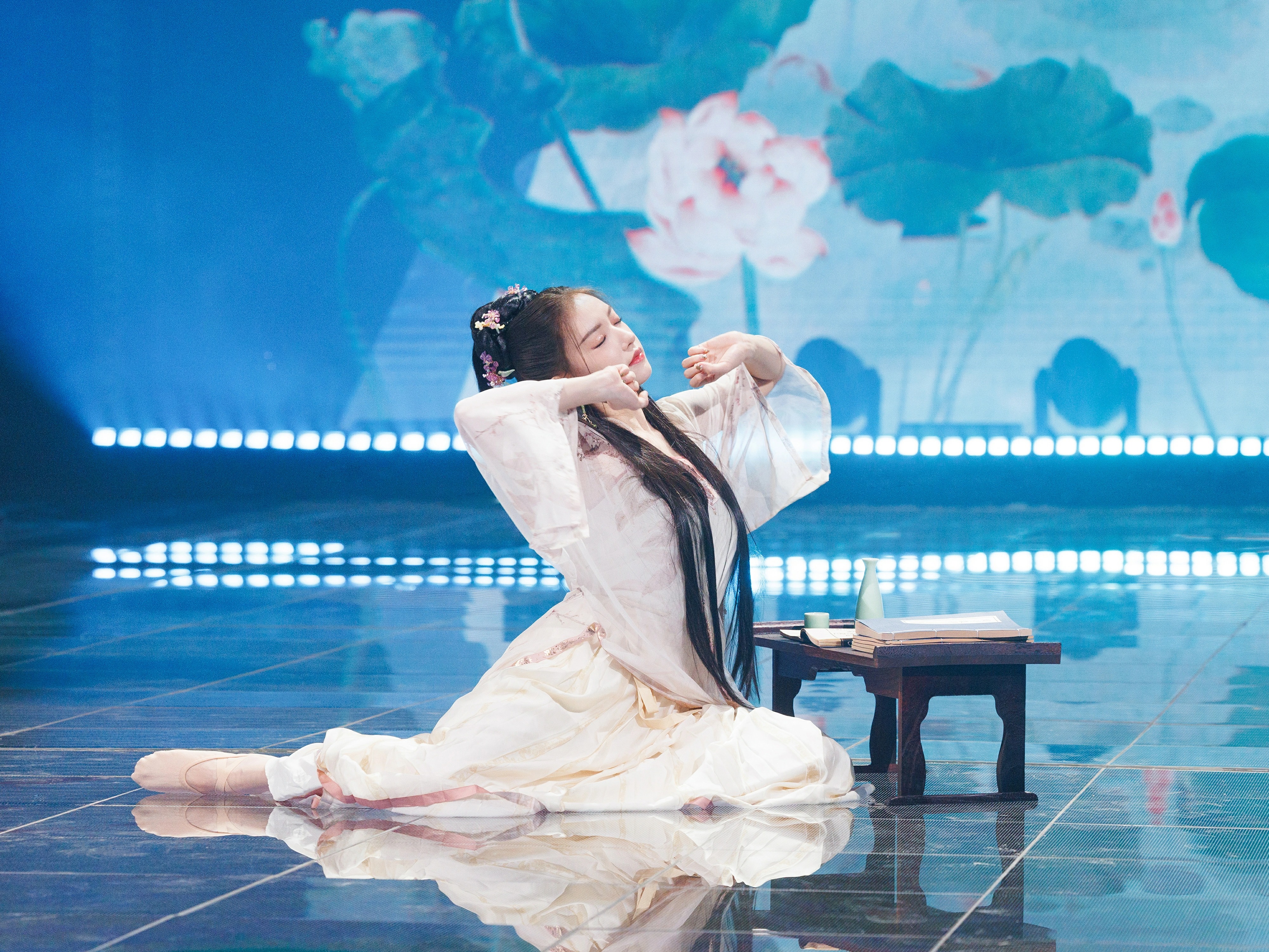 程潇穿粉色轻纱汉服裙演绎舞台剧 造型甜美 一颦一笑尽显温柔气质