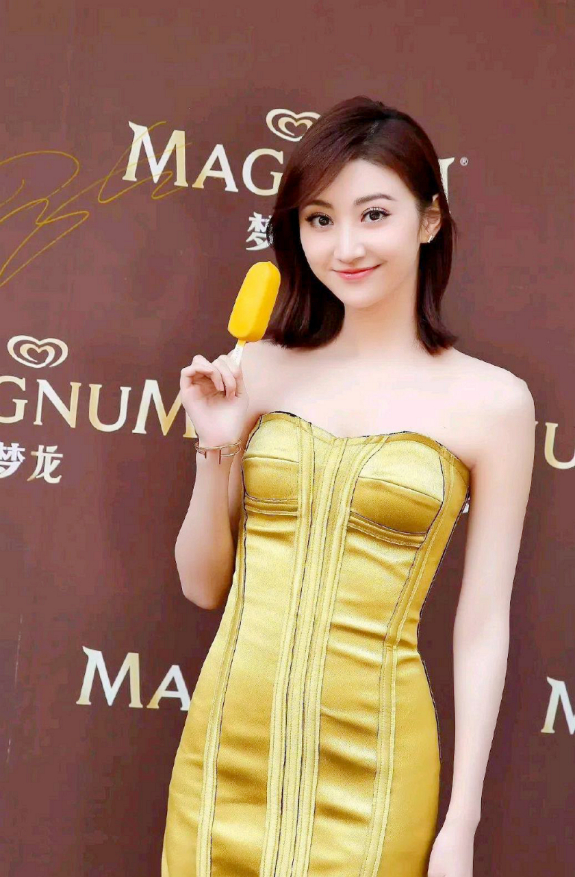 景甜身着金色抹胸长裙出席活动,尽显优雅迷人魅力!