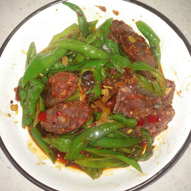 豆瓣酱炒青椒腊肠,香辣可口,咸鲜下饭