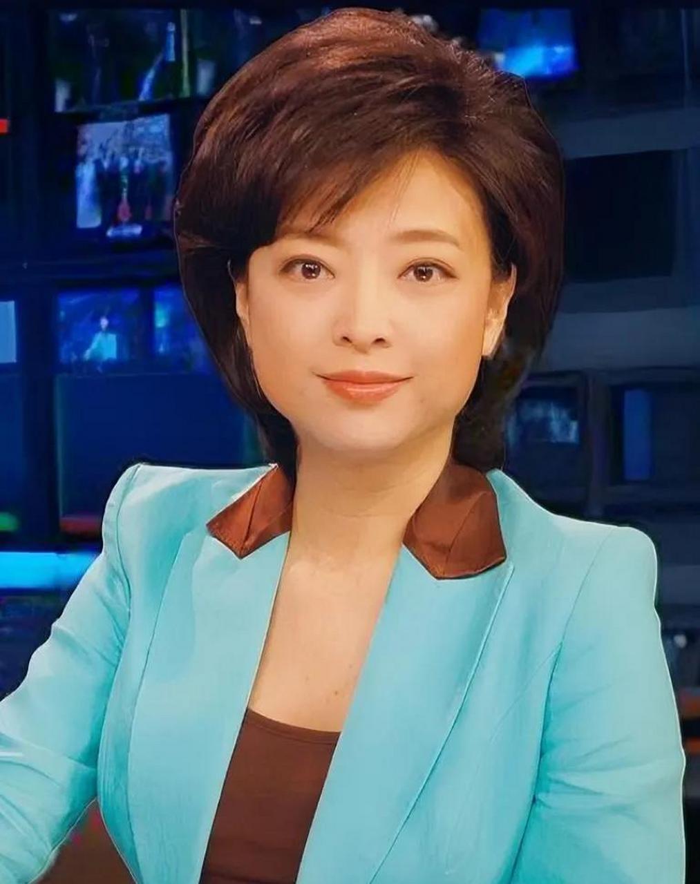 彭坤,2000年,主持中央电视台综合频道国际新闻评论节目,开始职业生涯.