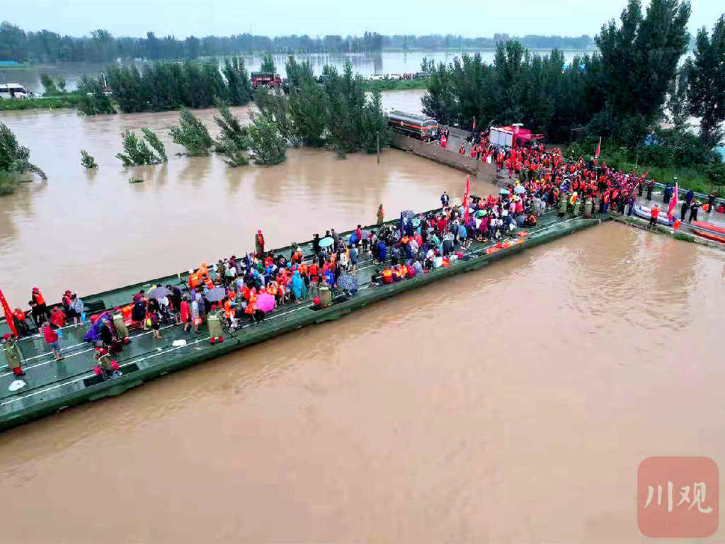 驰援河南郑州|连夜搭建应急动力舟桥 "水电铁军"救援队员紧急转移1400