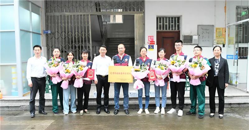 坚守医者初心 不负白衣荣光丨县领导带队走访慰问一线医护工作者