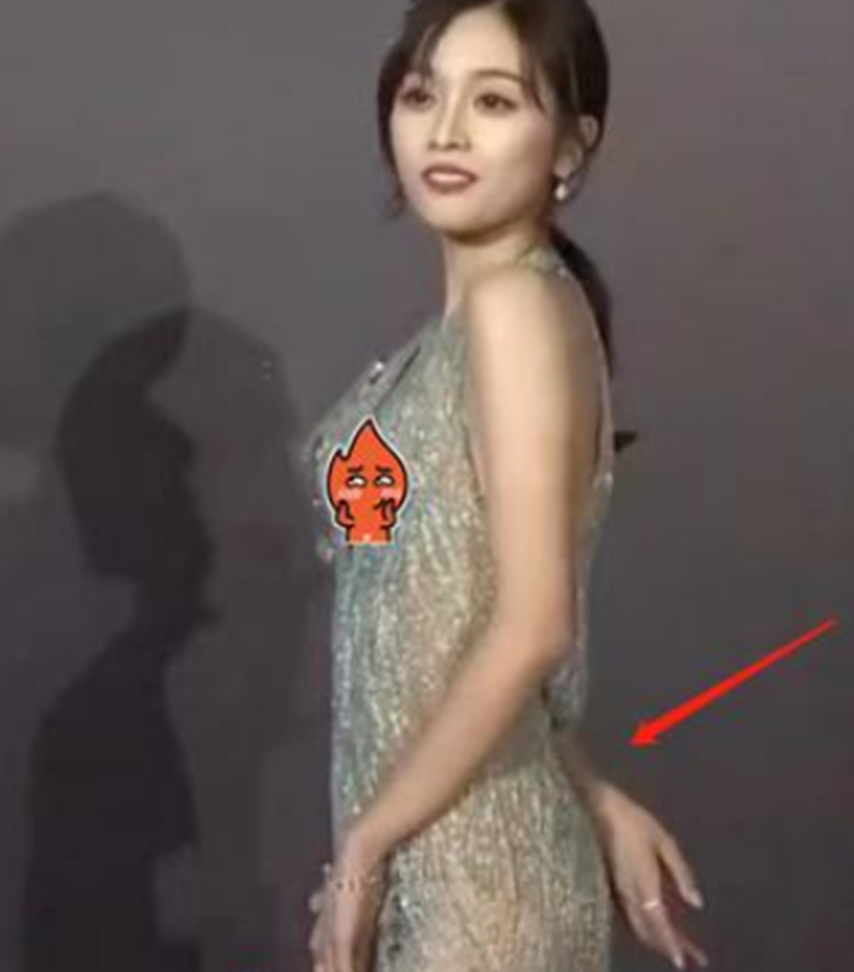 吴宣仪性感时装惹争议,裙子开叉到大腿根,怕走光不敢正对镜头!