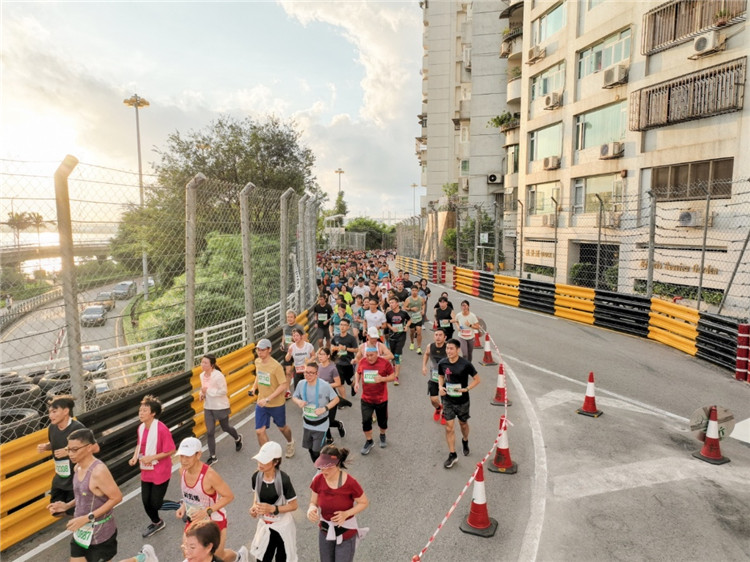 澳门东望洋赛道欢乐跑吸引近四千人参赛