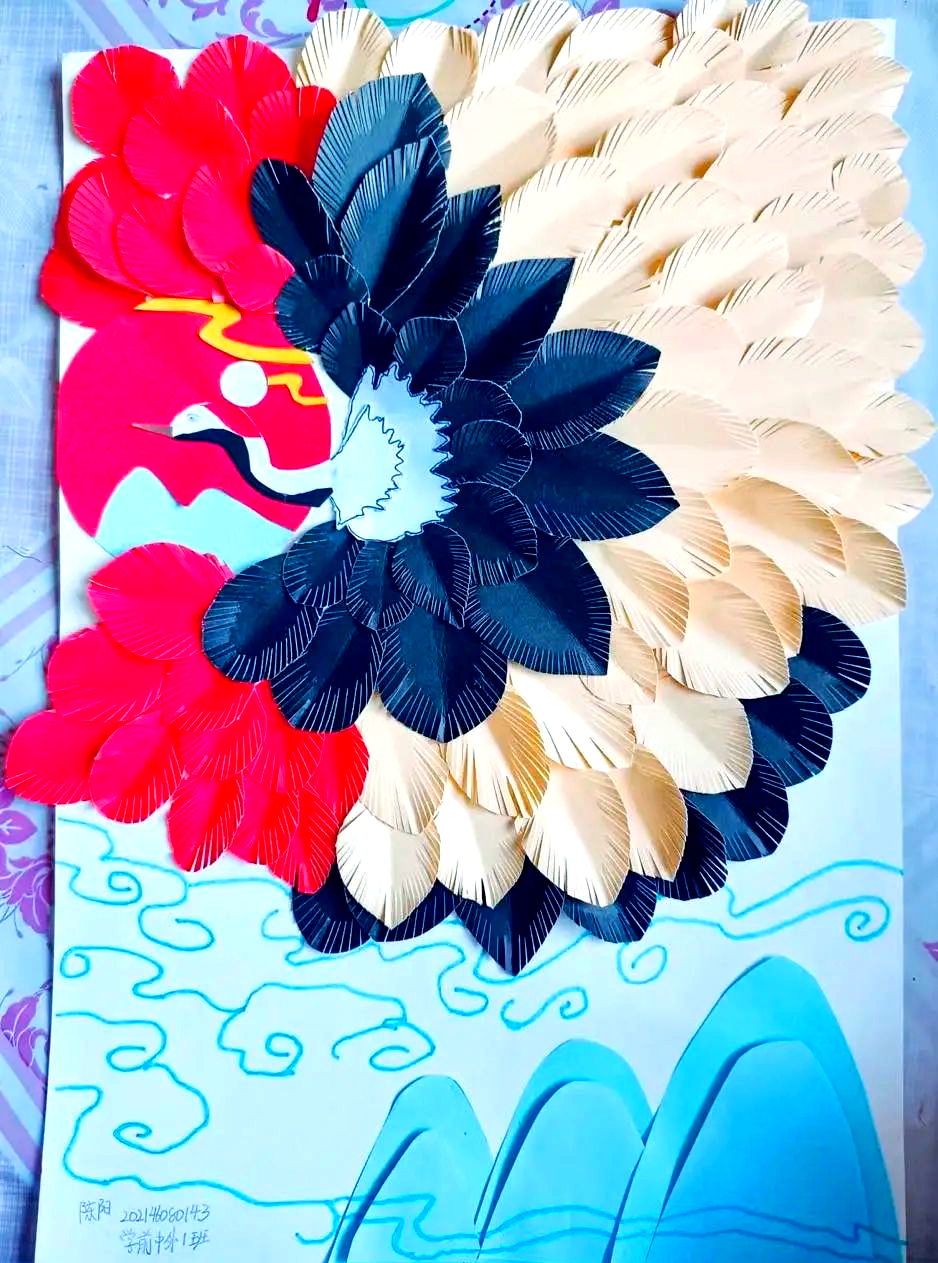 这一工艺艺术巧妙融合了绘画与雕塑的精髓,不仅超越了平面艺术的局限